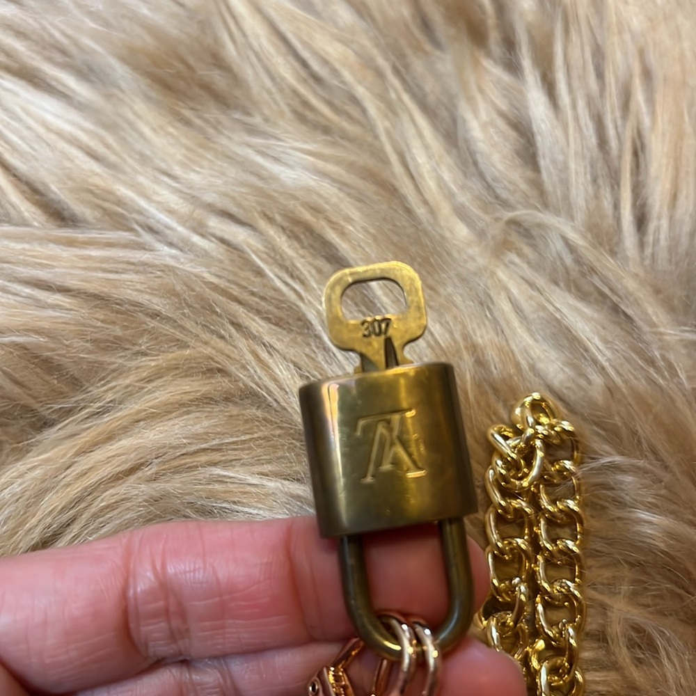 š§”Gold Chain Necklace with LV Lock Pendant 307 - Picture 10 of 14